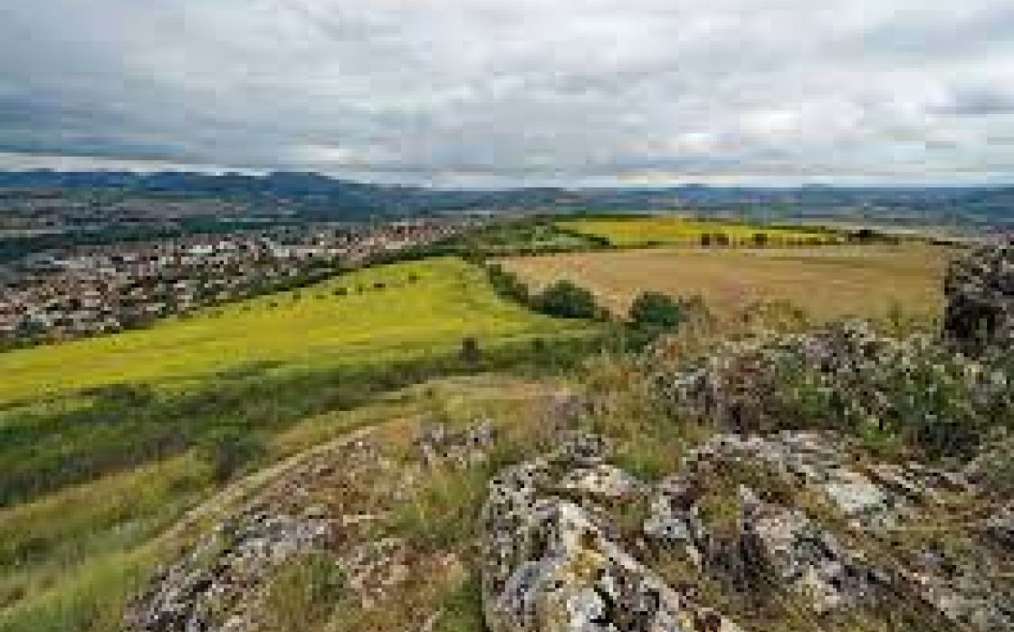 © Les coteaux secs de Cournon d'Auvergne, découvrir la Chaîne des Puys - faille de Limagne sans trop se déplacer