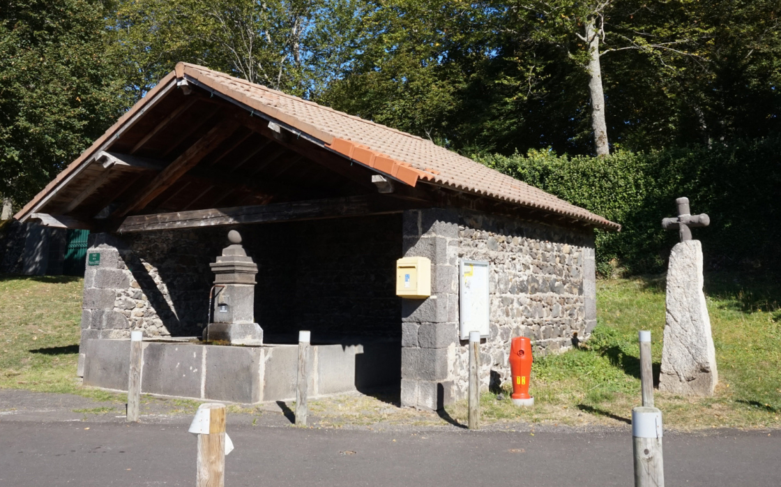 © Menhir christianisé à Villars