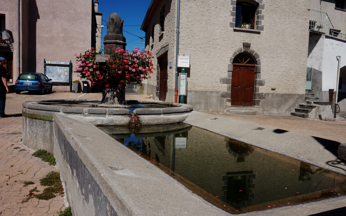 © Fontaine-Lavoir de Saulzet-le-Chaud