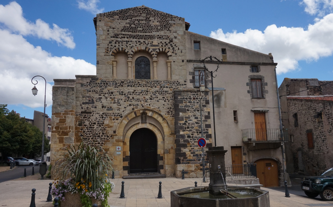 © L'abbatiale Saint-Pierre et ses bâtiments conventuels_Beaumont