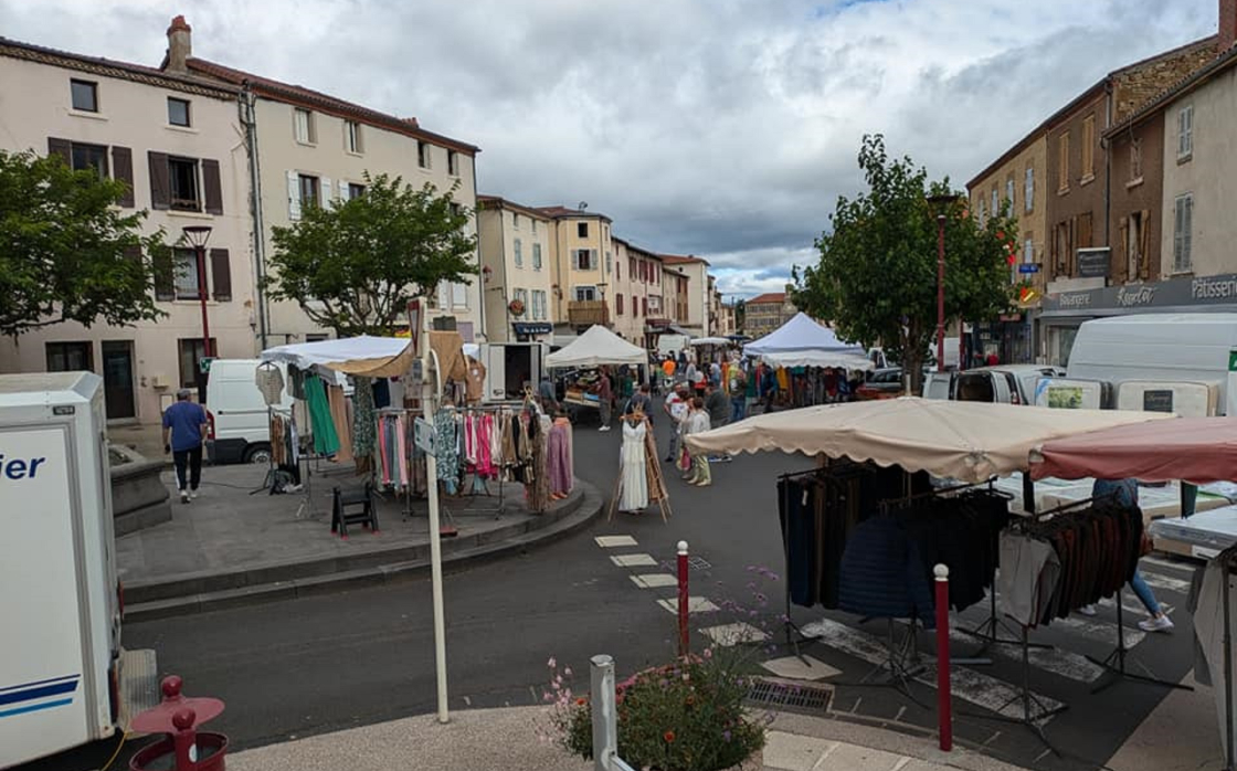 © Marché local de Vic le Comte les jeudis matins